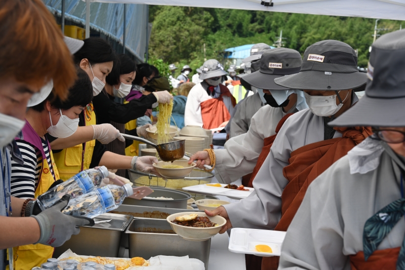 DSC_7689 순례대중의 1일차 점심공양 모습